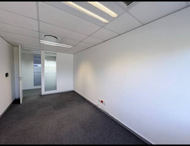 22M² SERVICED OFFICE TO LET IN VORNA VALLEY